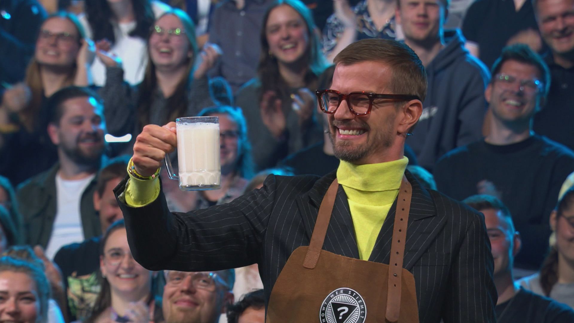 Lecker Bierchen im Studio?! | Publikum muss Schlagzeilen erklären