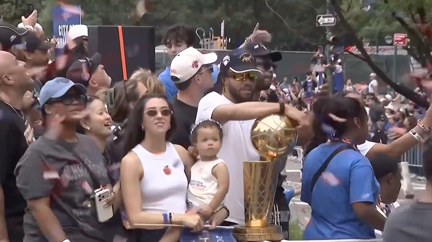 NBA: Knicks-Parade in New York! Zehntausende feiern Brunson und Co.