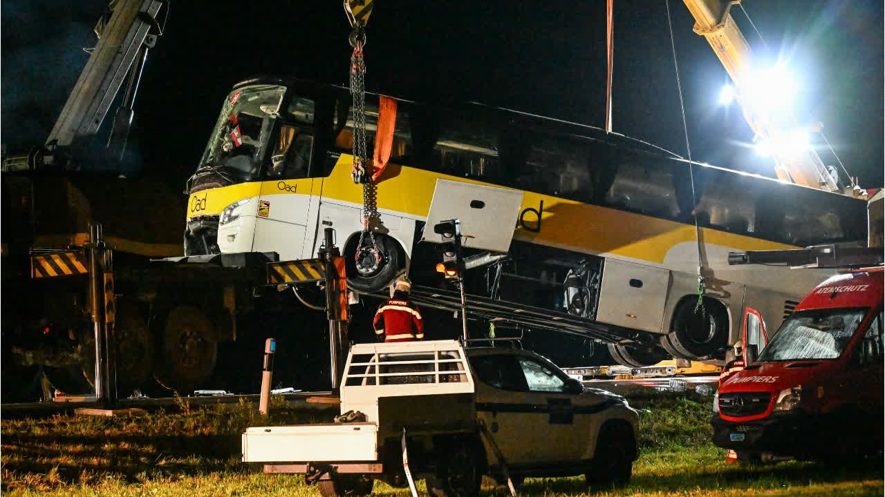 Fünf Tote nach Busunfall in den Alpen