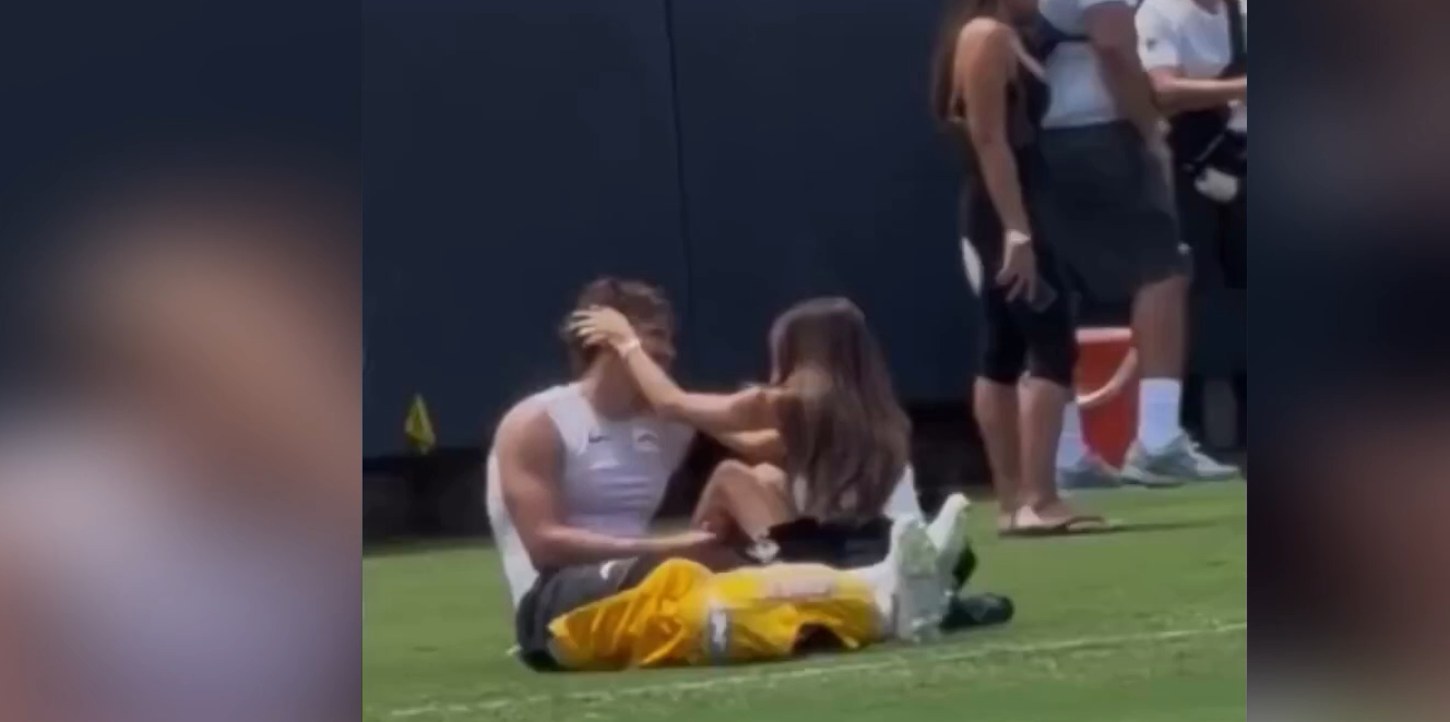 NFL-Star Herbert turtelt während des Trainings