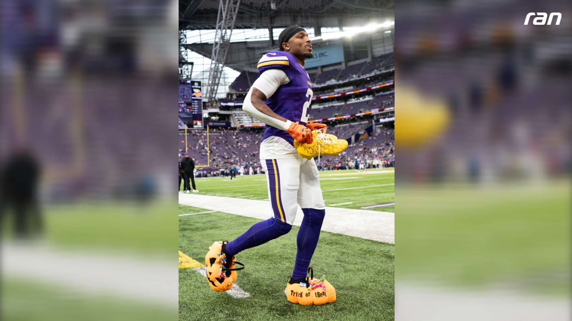 Nanu?! NFL-Star läuft mit Halloween-Schuhen auf