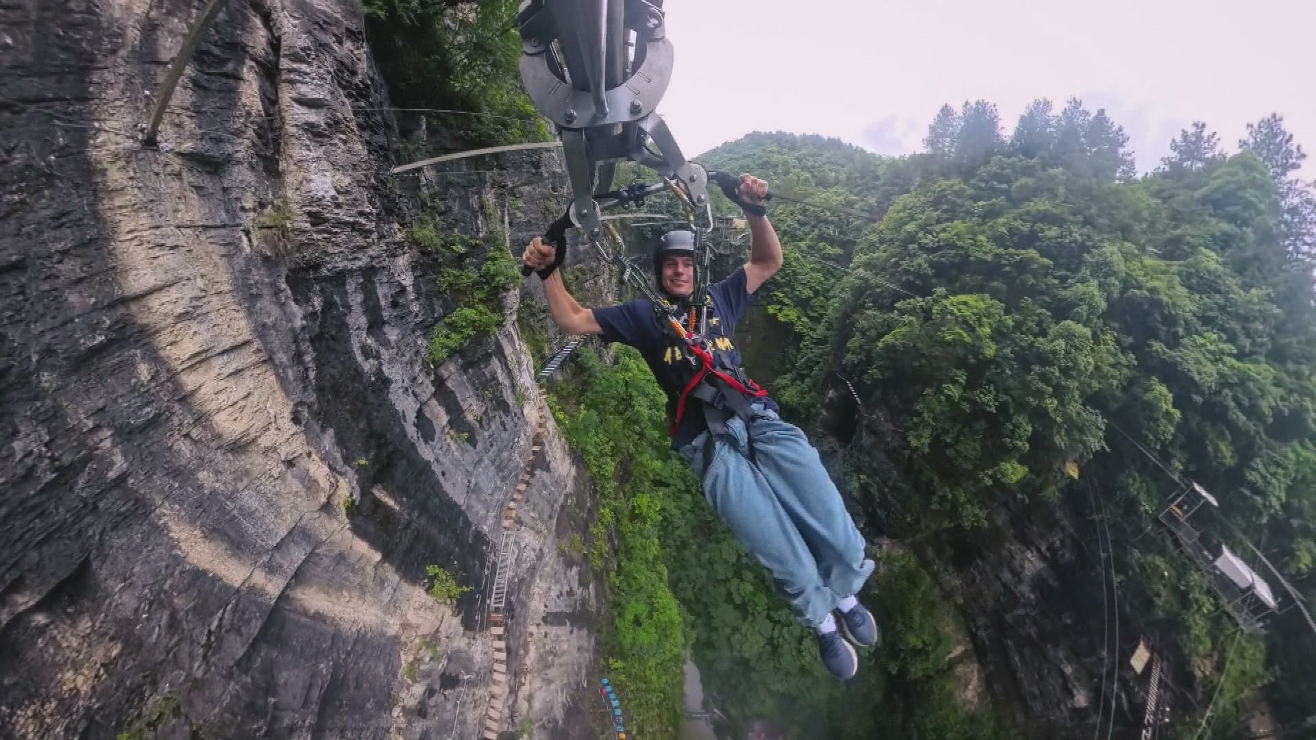 Flug über den Abgrund: Chinas extremster Zip-Coaster