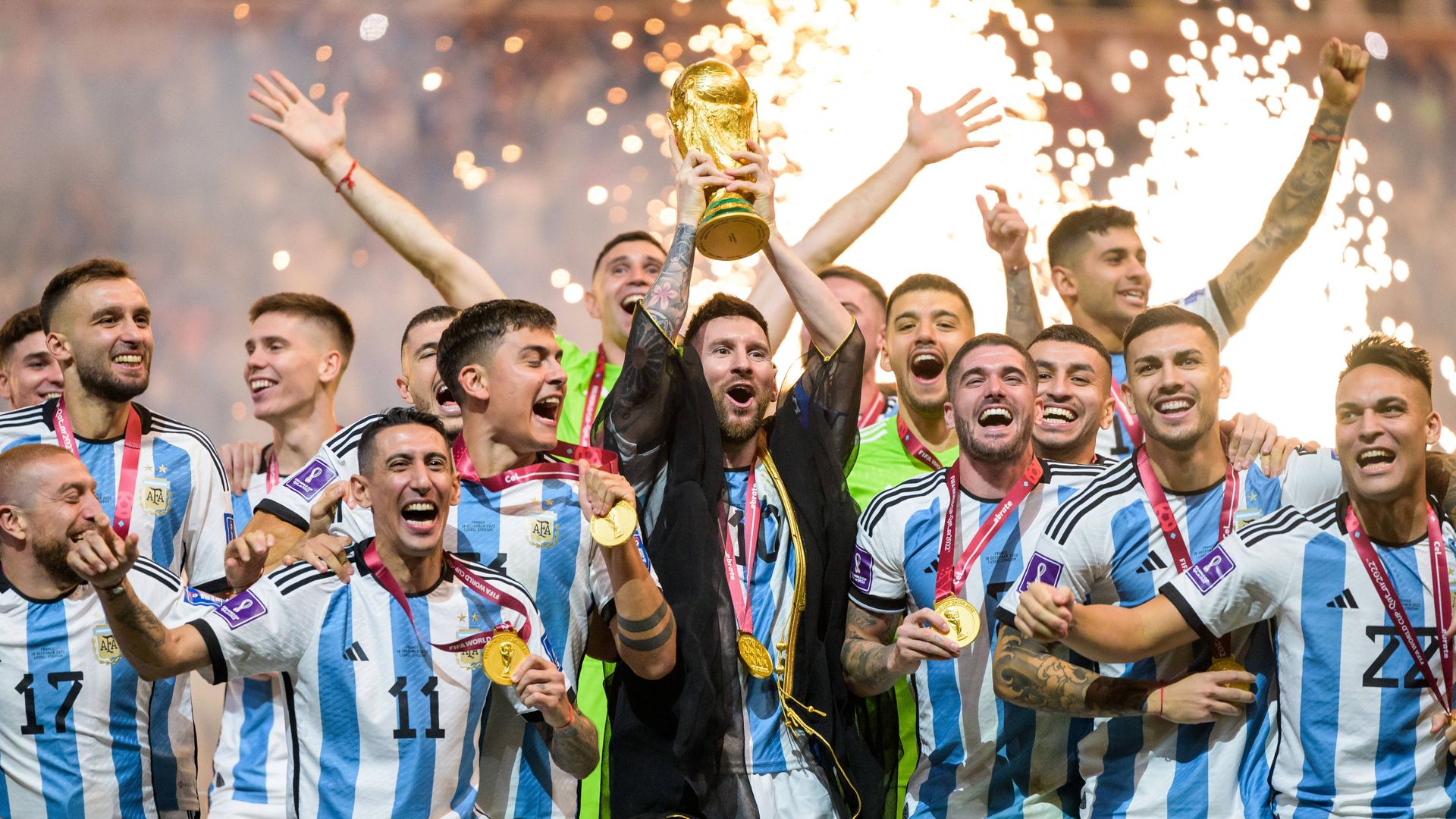 Fußball: Lionel Messi mit Sondertrikot im letzten Spiel