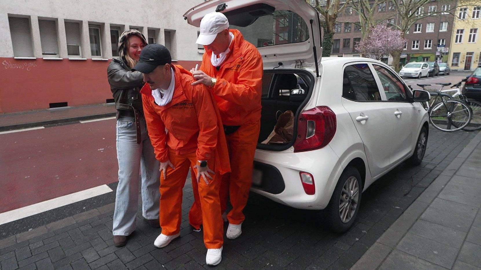 Helfer auf beiden Seiten