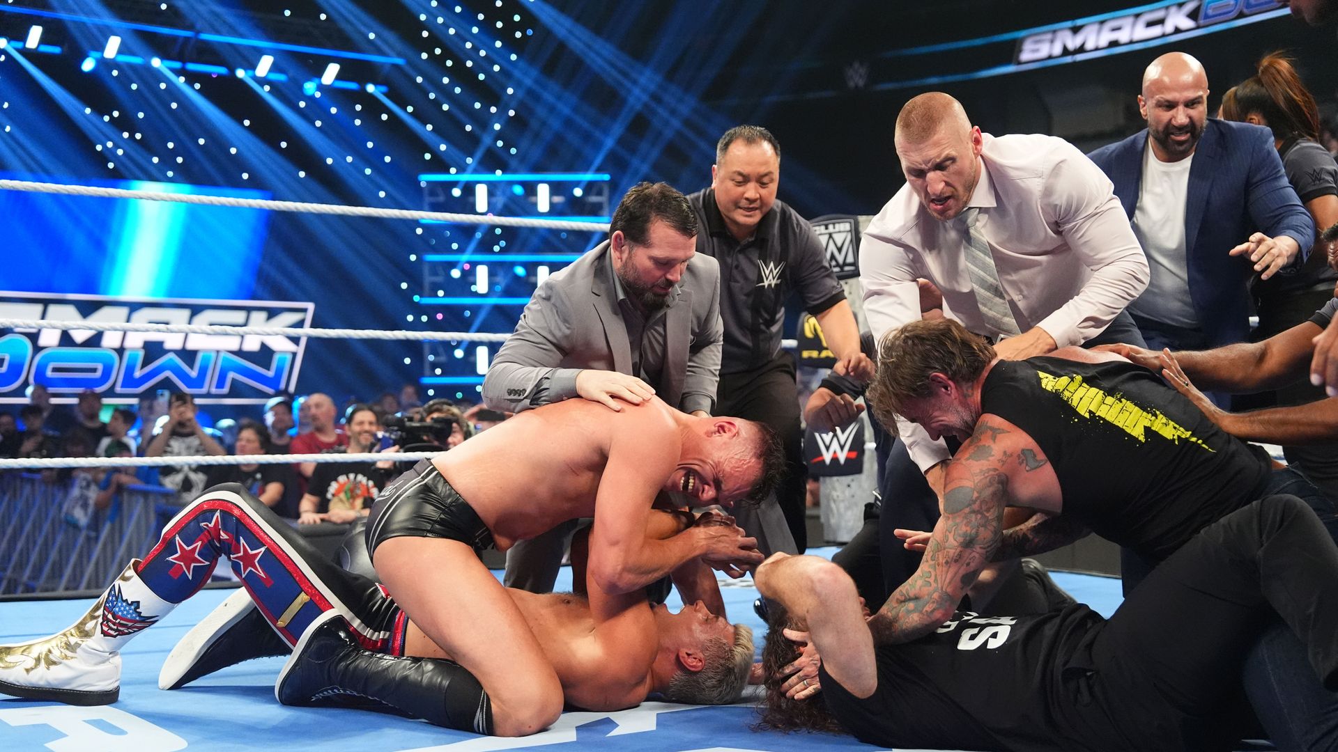 Cody Rhodes und CM Punk liefern sich eine Schlägerei mit Gunther und Sami Zayn