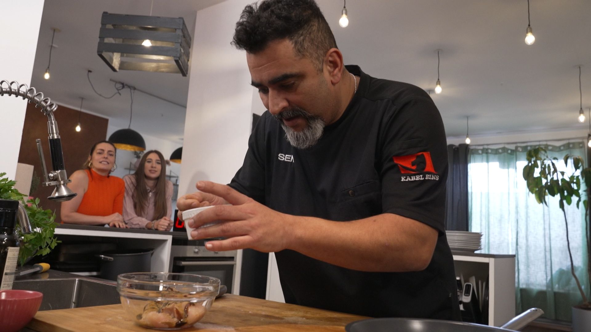 Chefkoch Semi Hassine zaubert Saté Spieße in sieben Minuten