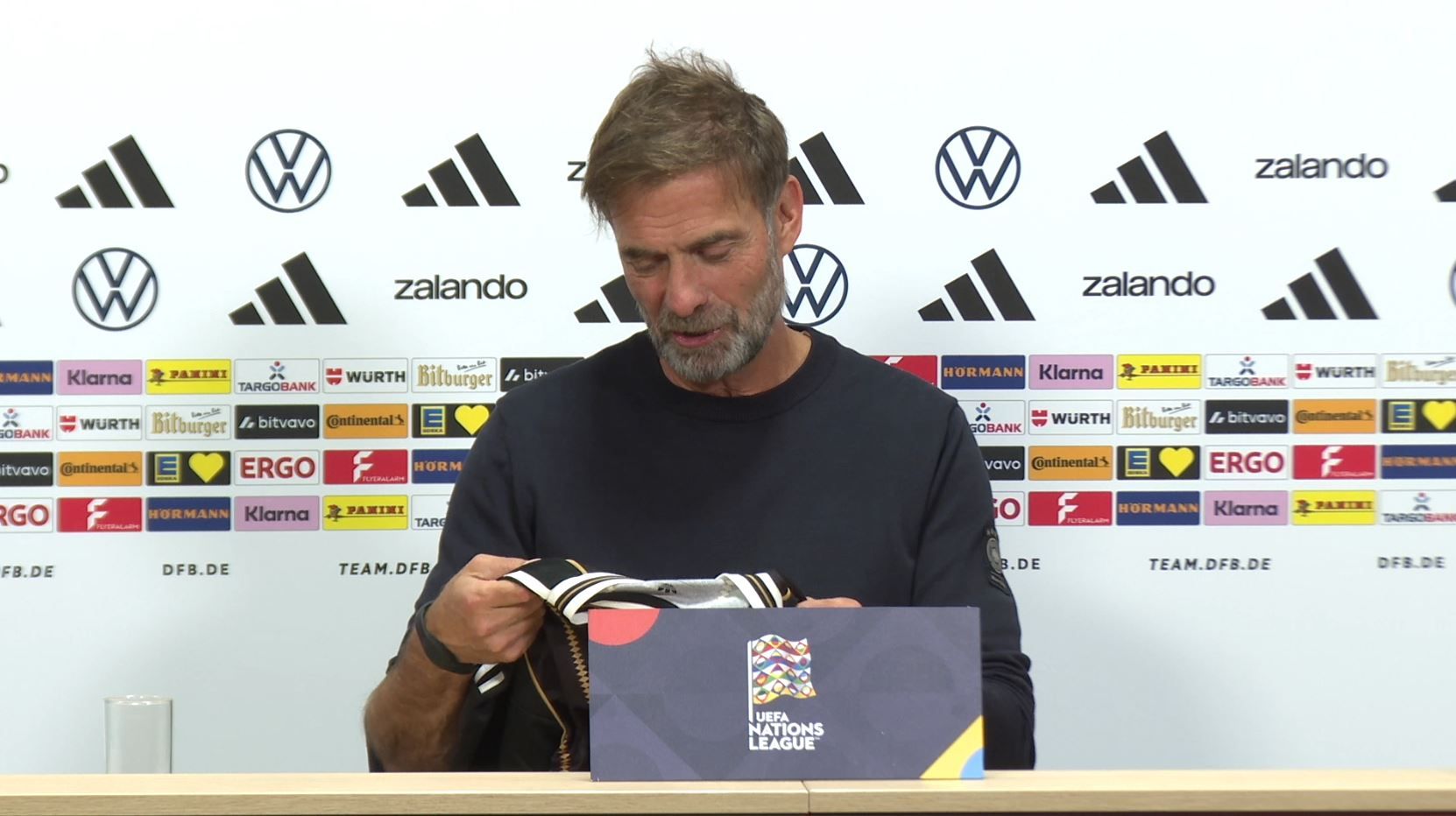 DFB-Team: Jürgen Klopp wie im Werbespot - Trikot-Frage wird skurril