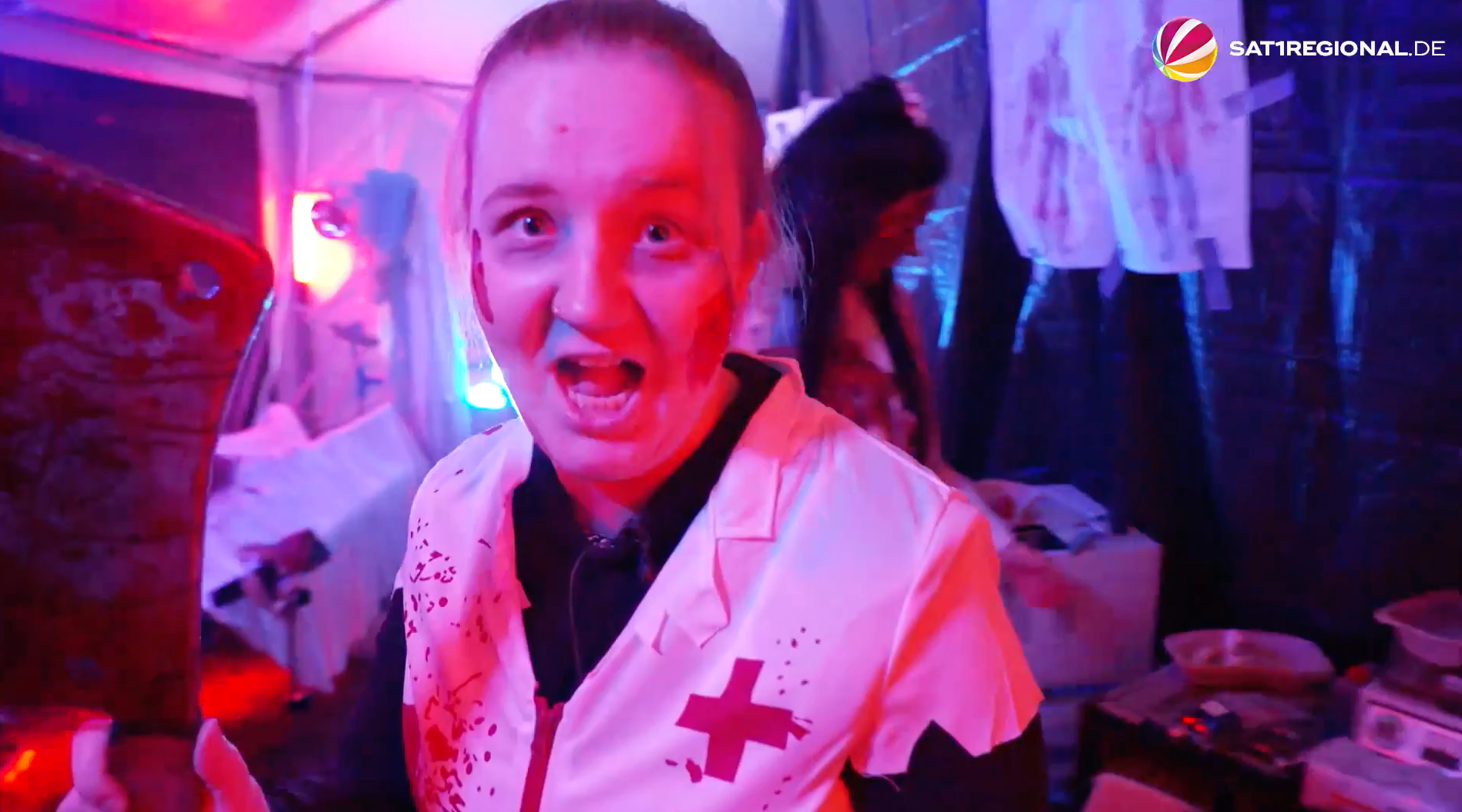 Halloweenhaus in Meppen: SAT.1 REGIONAL-Reporterin als Erschreckerin unterwegs