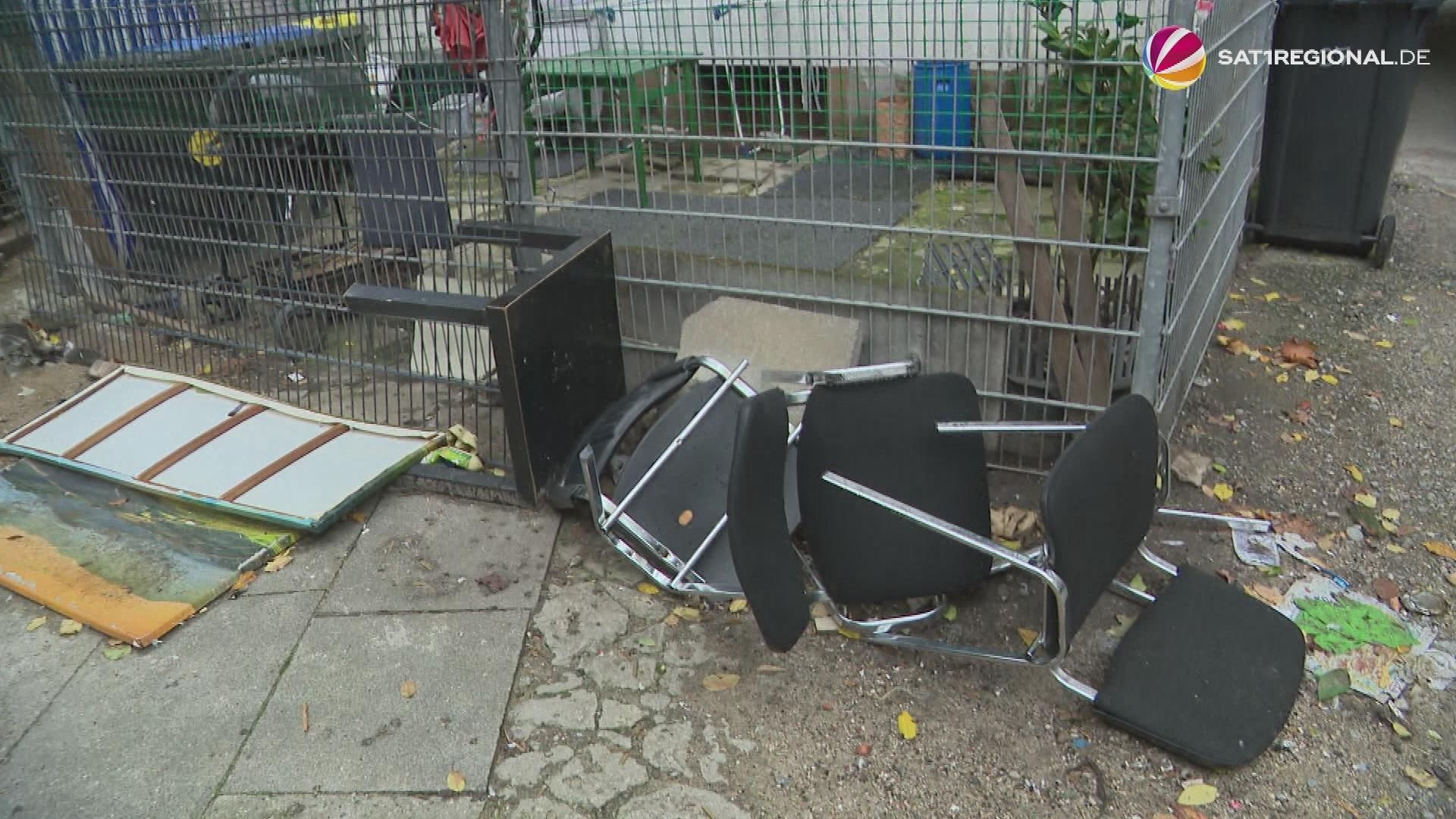 Illegal abgeladener Müll verärgert Anwohner in Kiel-Gaarden