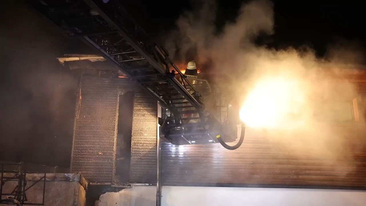 Brand in Mittelfranken: Carport-Feuer greift auf Wohnhaus über