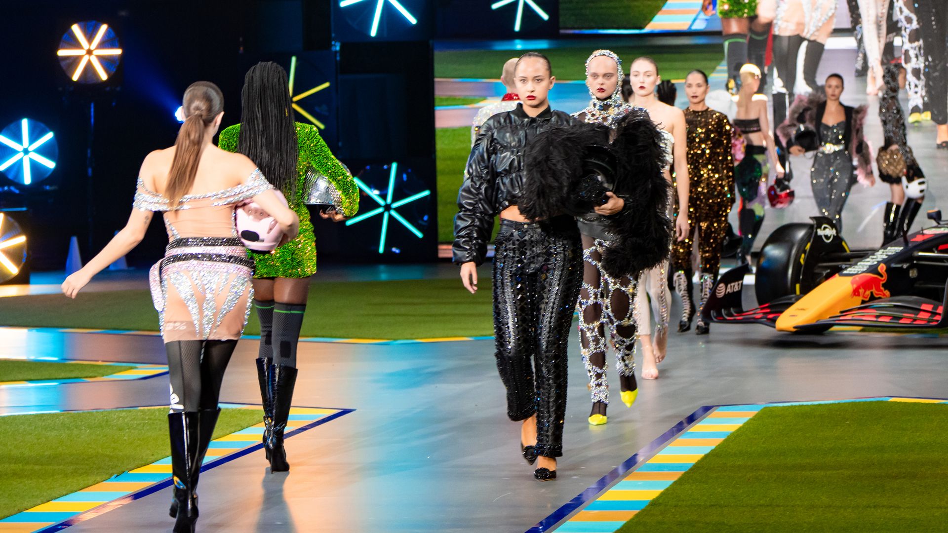 Chaos am Laufsteg: Zwischen Verwirrung & Rennsport-Glamour