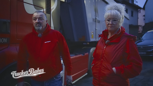 Trucker Babes - 400 PS in Frauenhand Trucker Babes - 400 PS in Frauenhand Folge 1: Debüt auf der Straße - Bettina fährt mit einem Kipplader