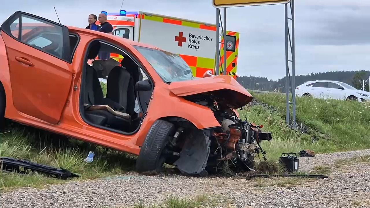 Schwerer Unfall auf B472 bei Bidingen: 87-Jähriger prallt frontal in LKW