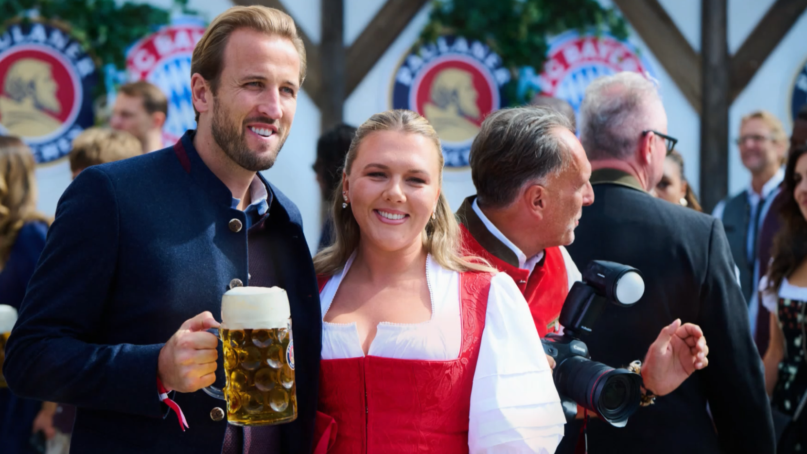FC Bayern: Klara Bühl schlägt Harry Kane beim Fassanstich