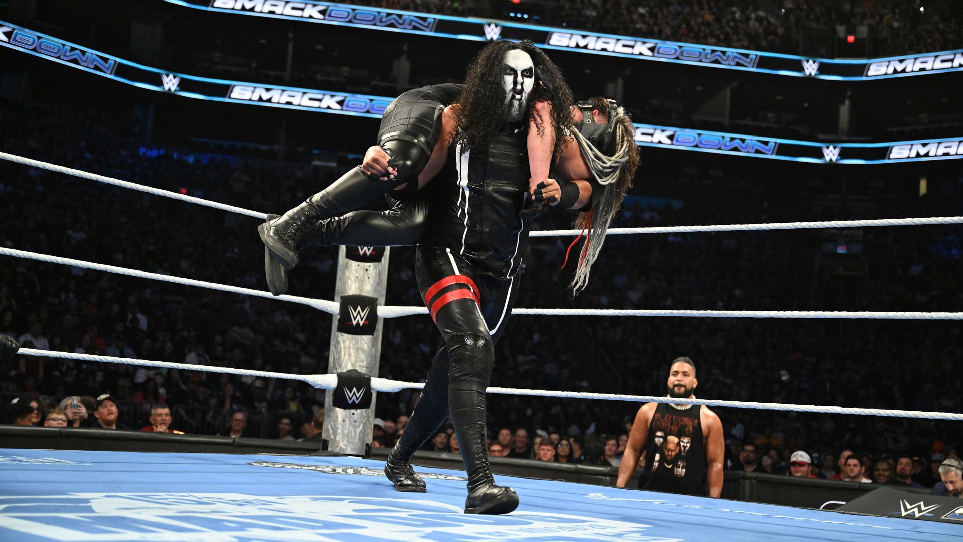 Uncle Howdy und Erick Rowan rasten aus gegen Solo Sikoa und Talla Tonga