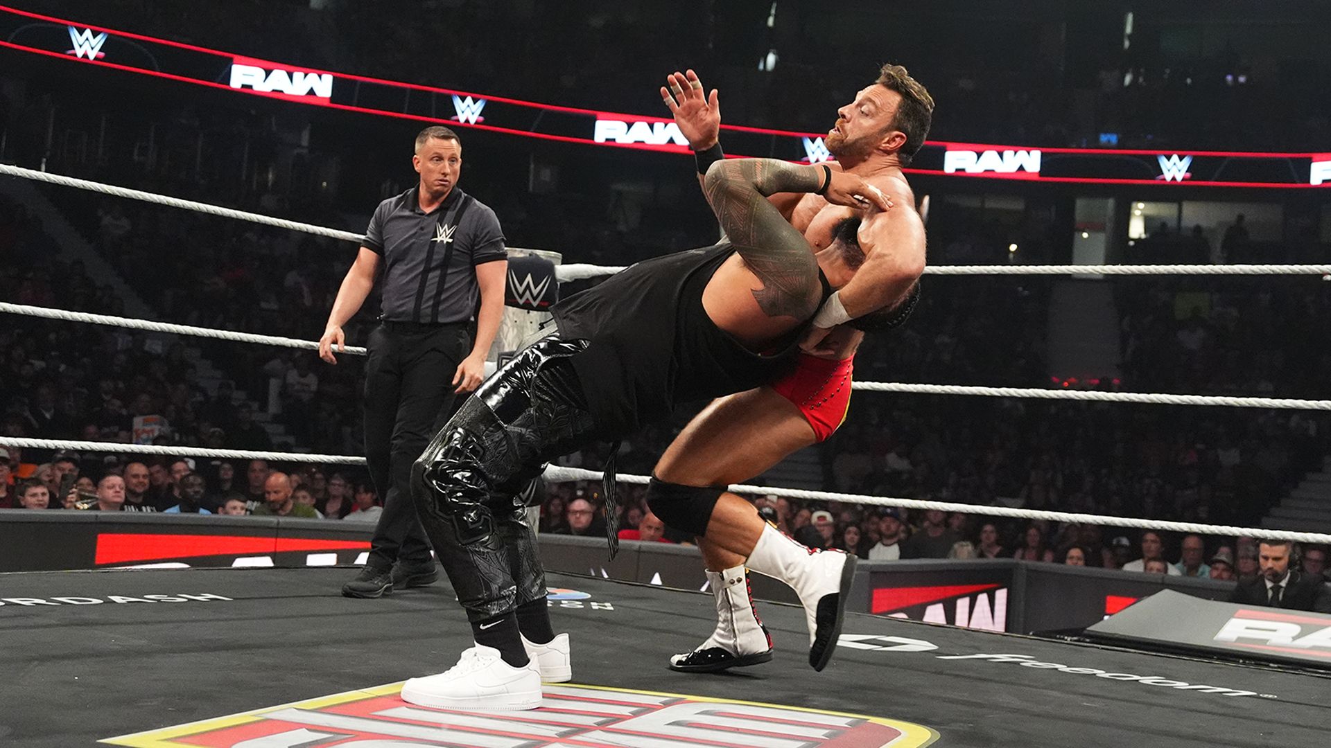 The Usos stellen ihre Tag Team Power gegen LA Knight und Solo Sikoa unter Beweis