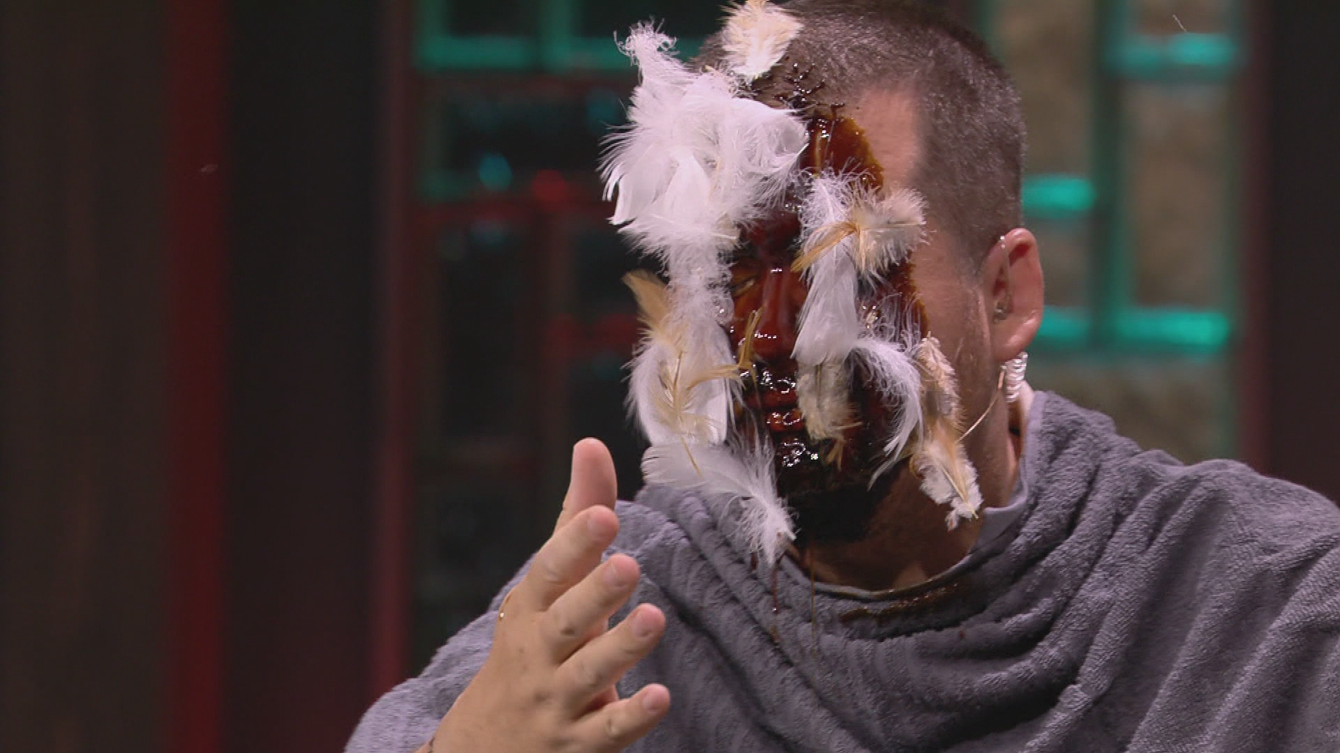 Chris Tall als gerupftes Huhn