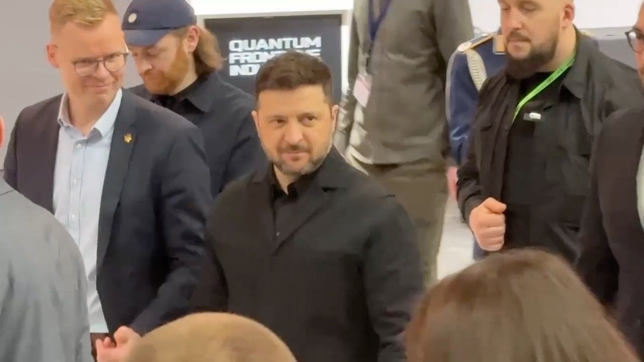 Selenskyj in München: Ukrainischer Präsident besucht Rüstungsunternehmen