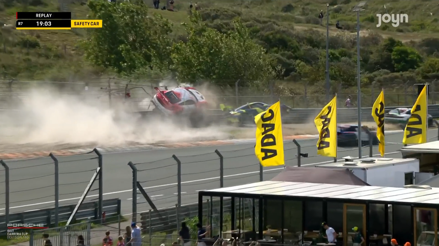 Unfall beim Carrera Cup: Porsche segelt in Fangzaun!