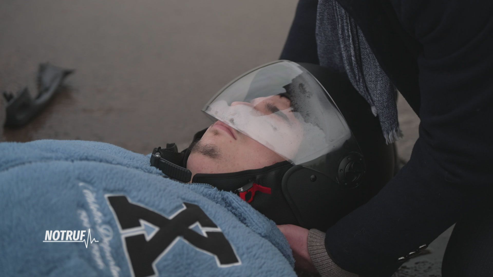 Junger Mopedfahrer crasht in Pkw