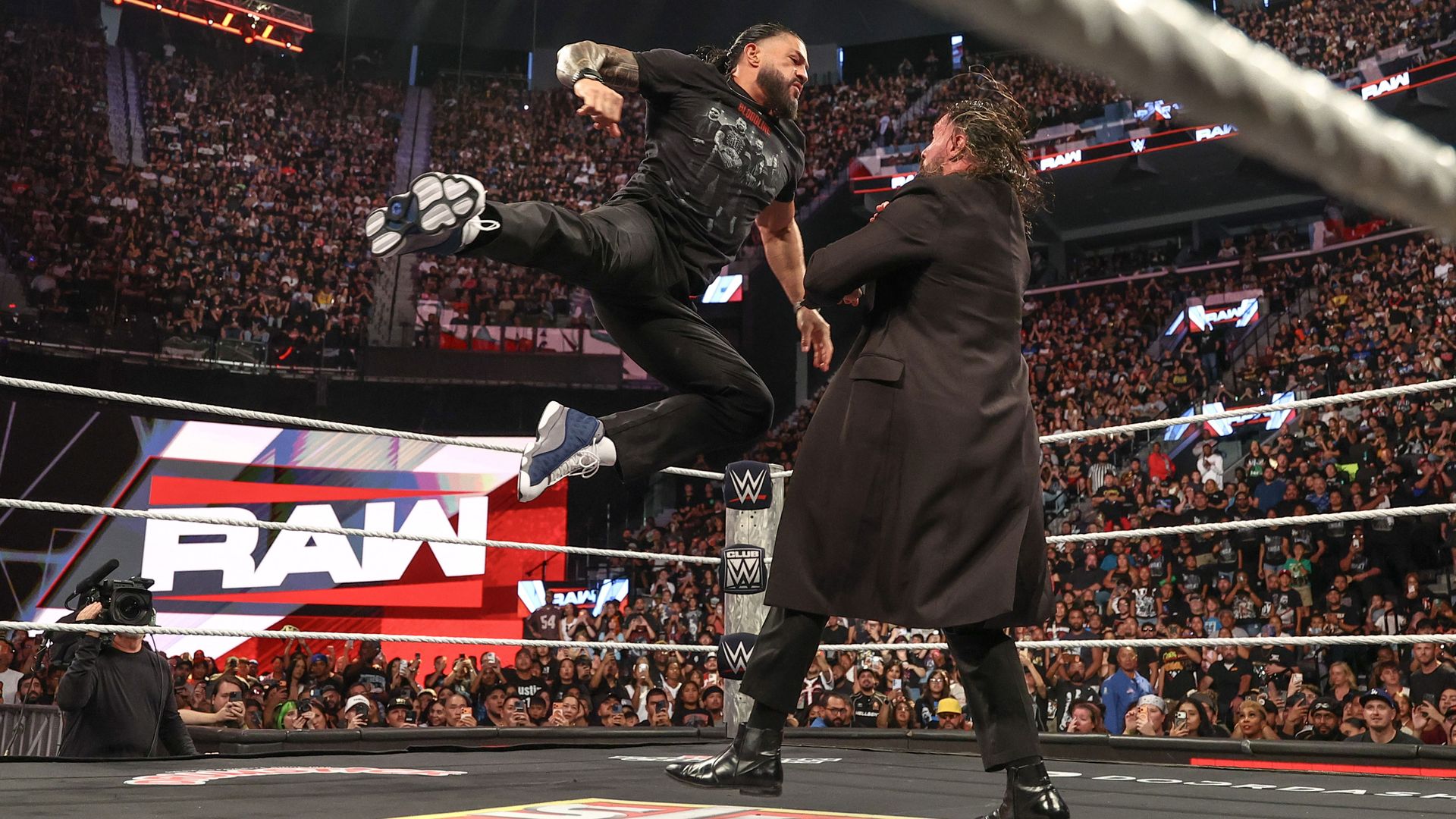 Hitziges Aufeinandertreffen: Seth Rollins und Roman Reigns in epischem Showdown!