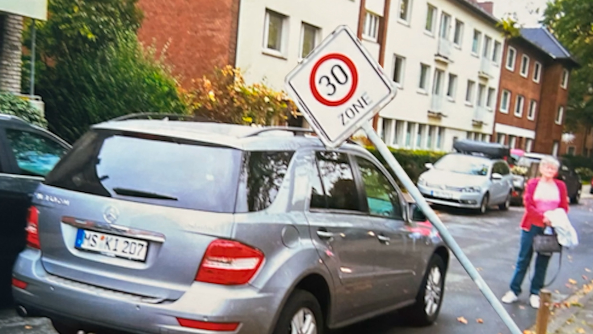 7000-Euro-Schadensfall: Straßenschild fällt auf Auto