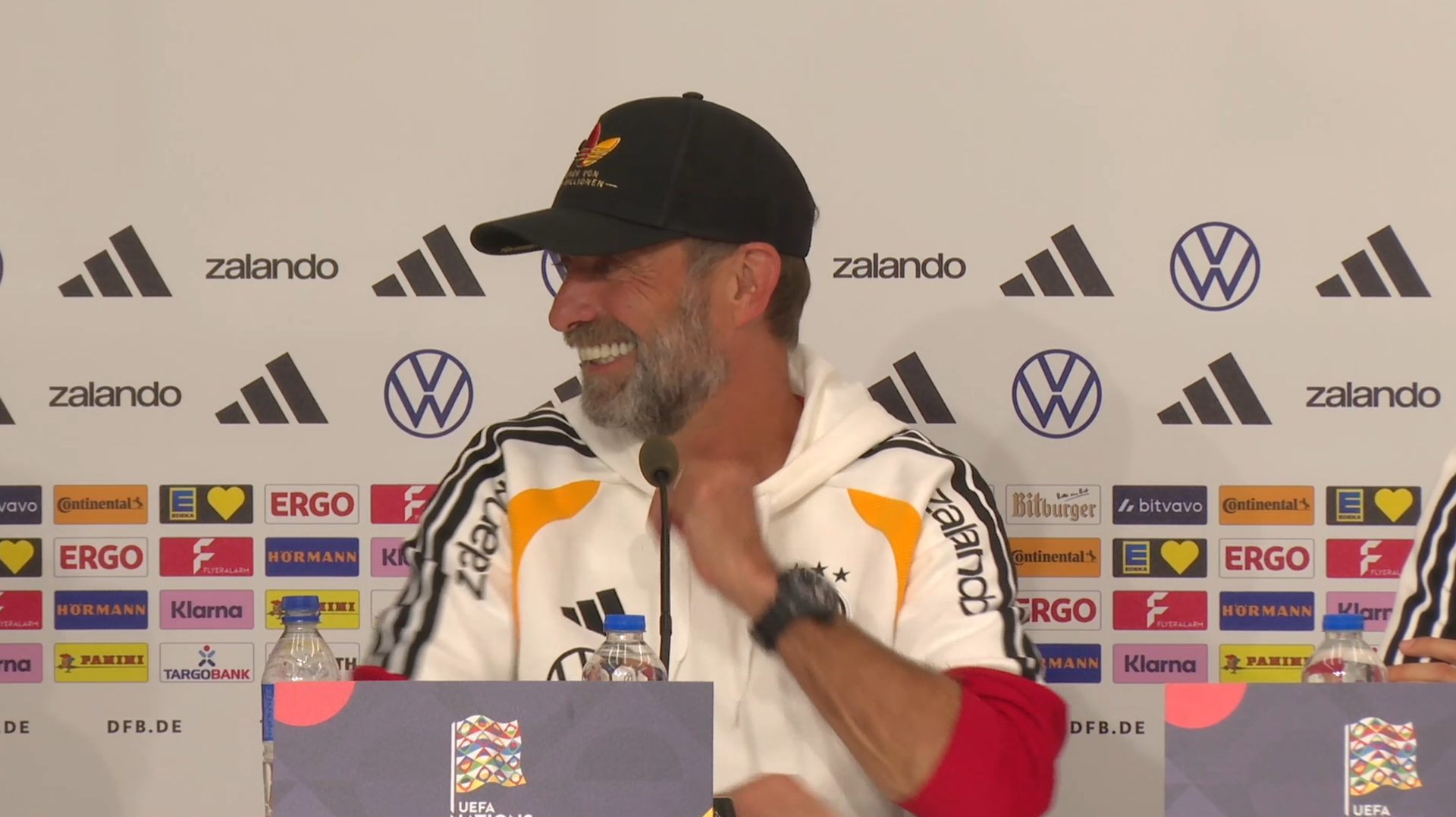 Plötzlich fängt Jürgen Klopp zum Singen an: "Ohne Otto..."