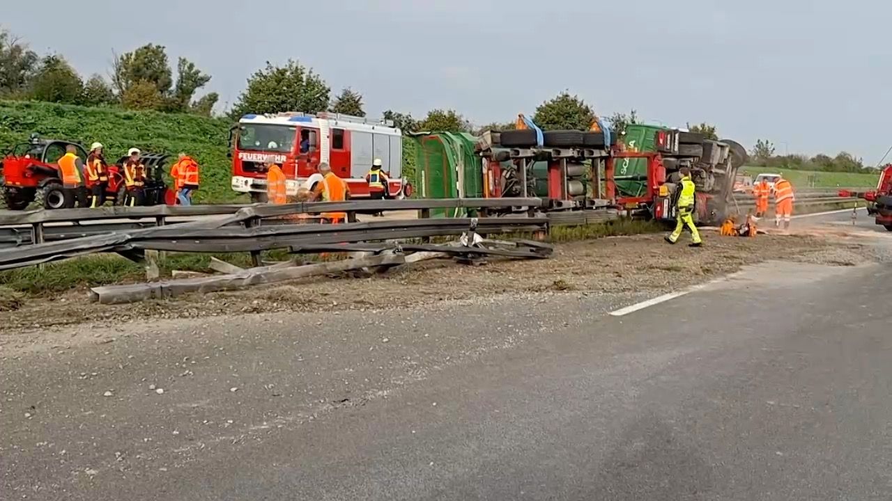LKW-Unfall auf der A3: Bauschutt sorgt bei Deggendorf für Verkehrschaos