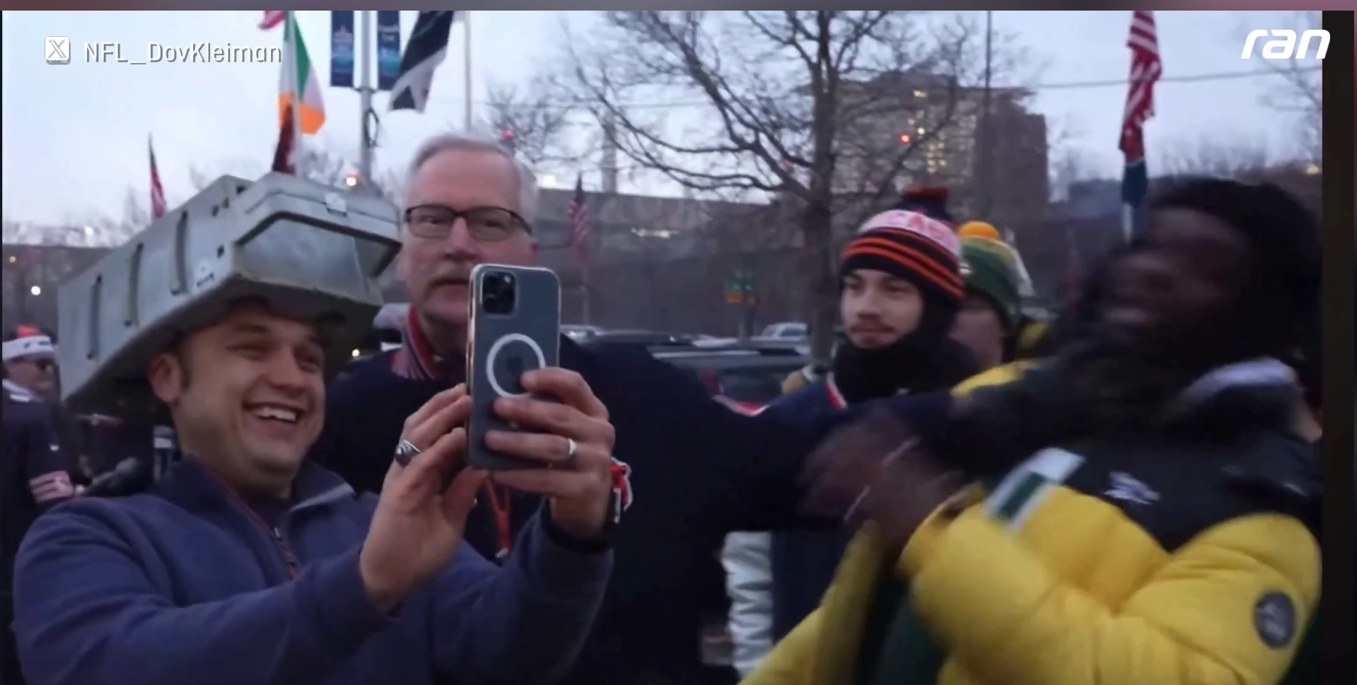 NFL: Stiff Arm! Chicago-Bears-Owner drückt Packers-Fan weg