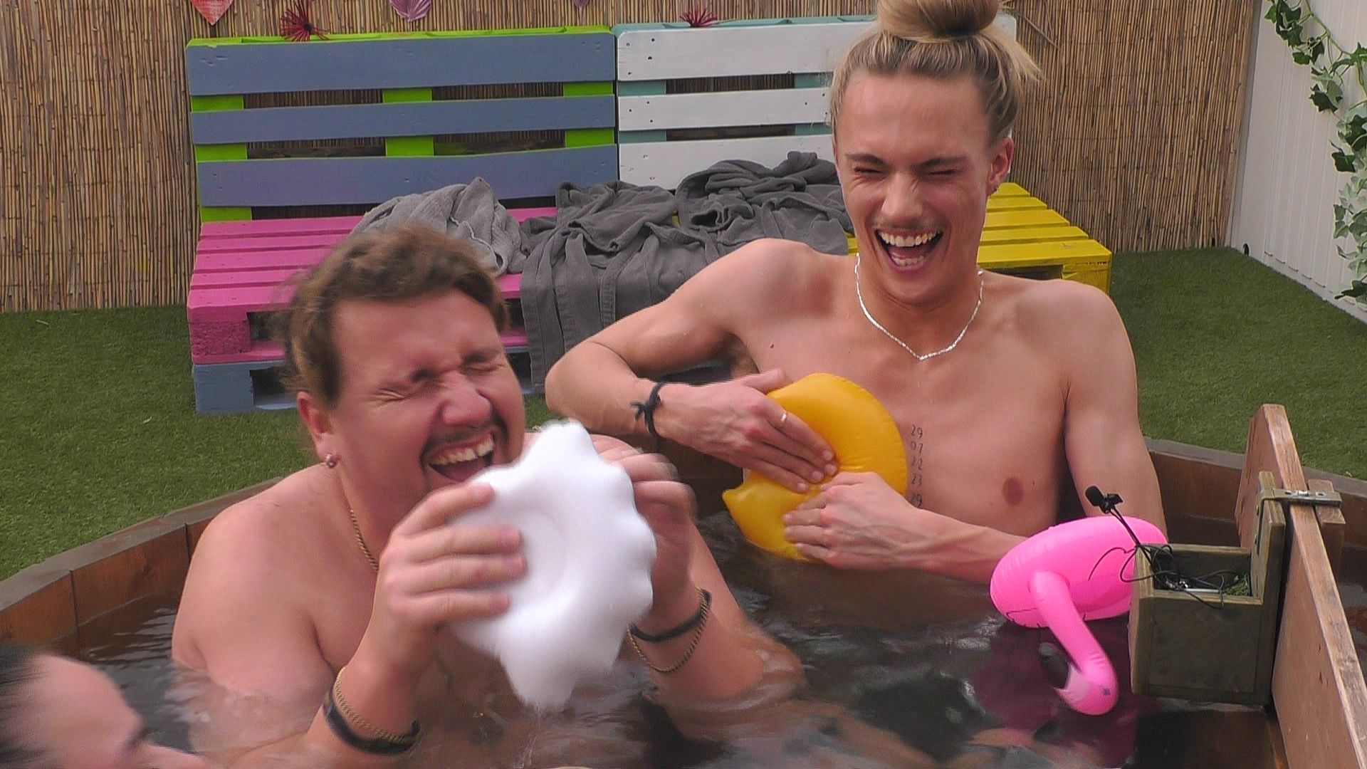 Tageszusammenfassung 54: Vier Bewohner, ein Hot Tub