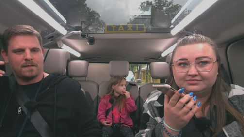 Quiz Taxi Quiz Taxi Folge 25: Kommt diese Familie wegen der Buchstabieraufgabe in die "Bredouille"?