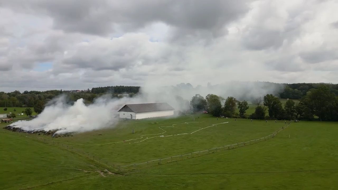 Großbrand in Vilsbiburg: Fünf Feuerwehrleute leicht verletzt