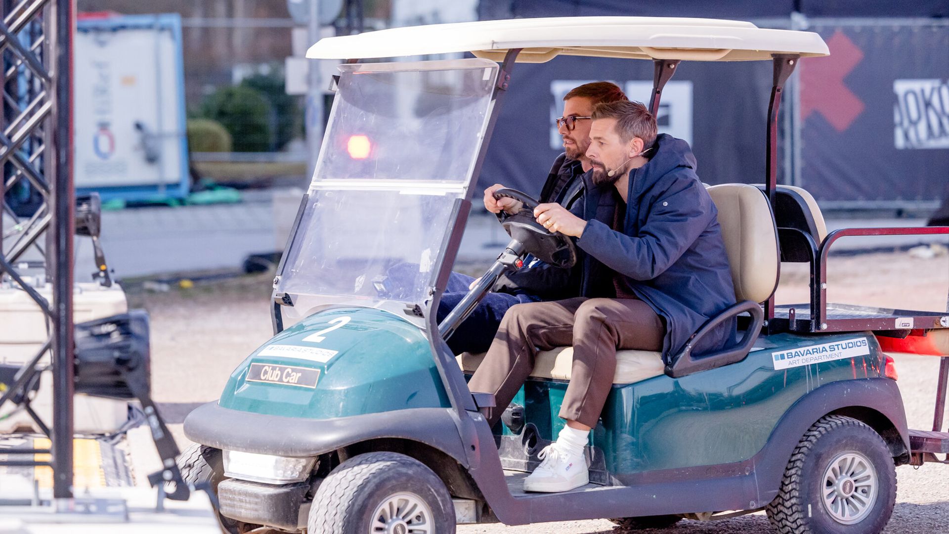 Joko und Klaas nutzen 8 Fahrzeuge, um Schritte zu vermeiden
