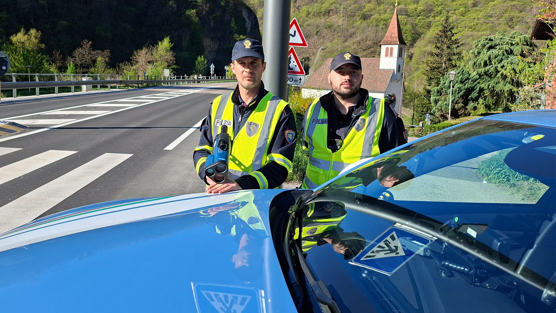 Themen u. a.: Unterwegs mit der Policia di Stato