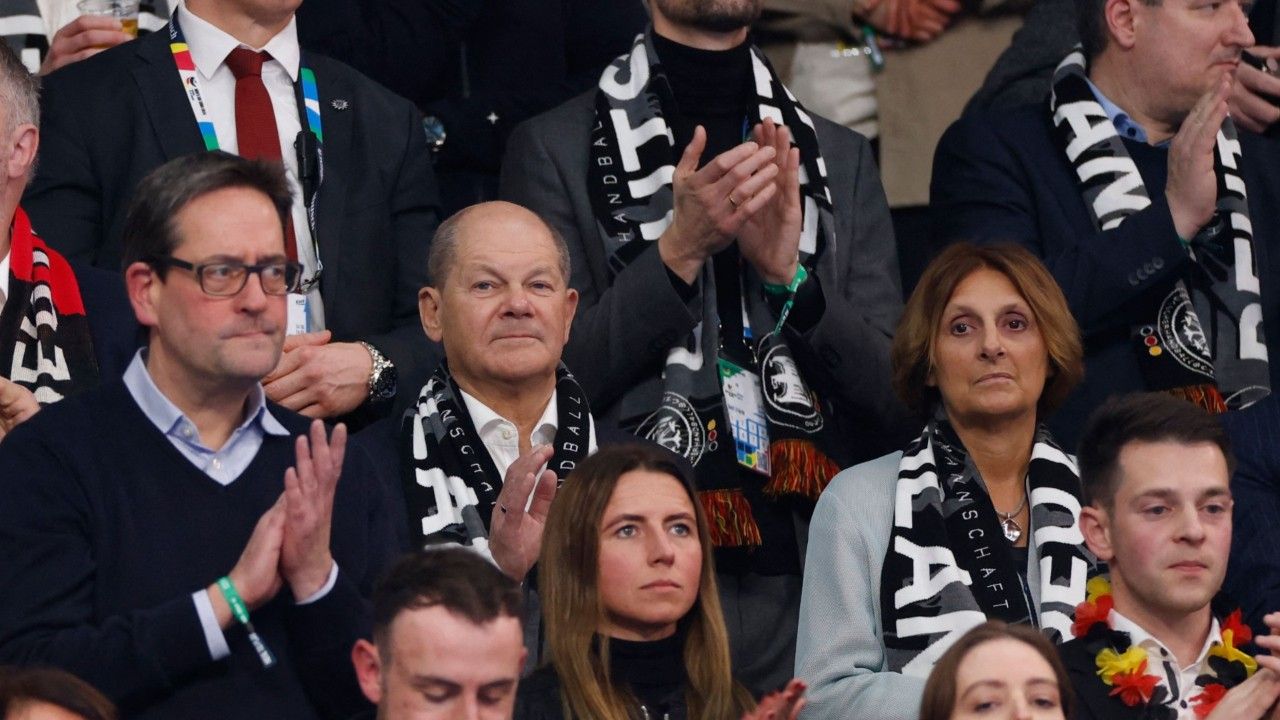 Handball-EM: Pfeifkonzert für Bundeskanzler Olaf Scholz bei DHB-Sieg
