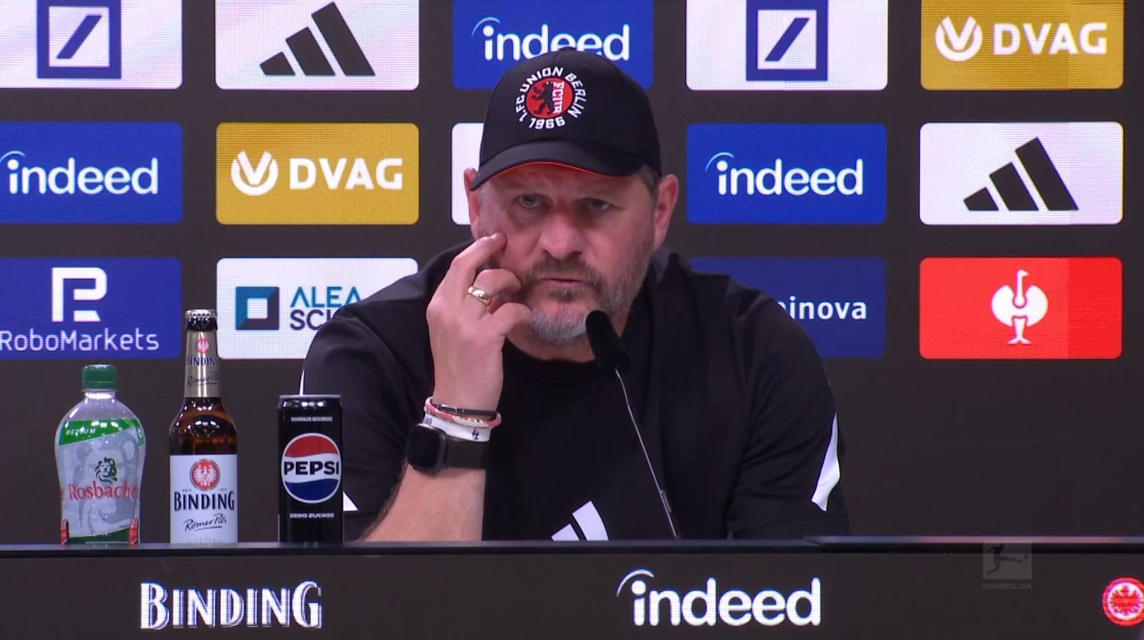 Steffen Baumgart zeigt Mittelfinger? Union-Trainer mit skurriler Antwort