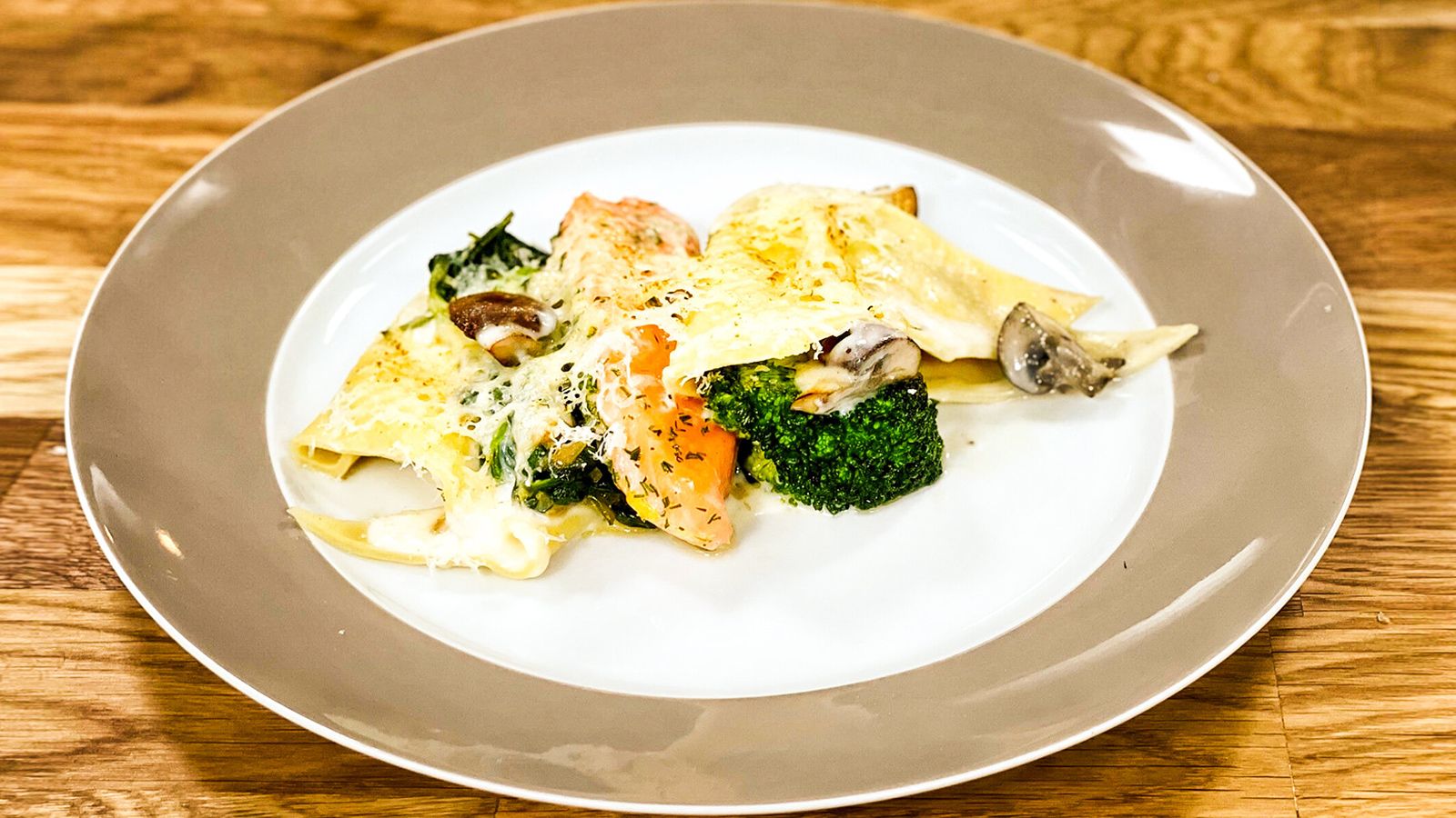Offene Lasagne mit Lachs