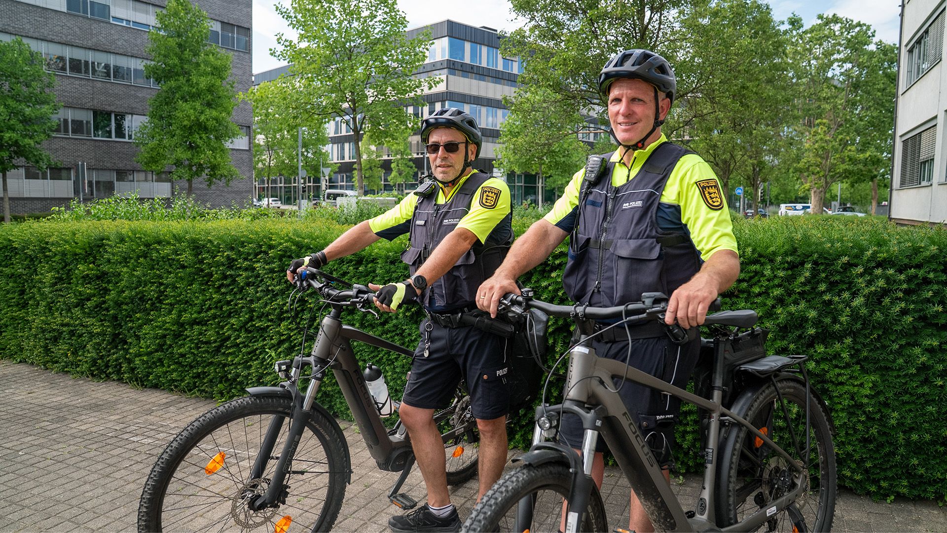 Themen u. a.: Handy am Ohr und Rotlicht Verstöße - Freiburgs Fahrradstaffel