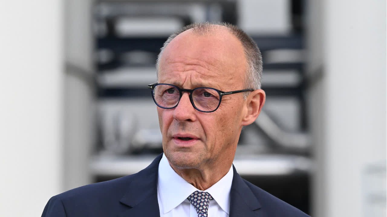 Lautstarke "Hau ab"-Rufe gegen Merz