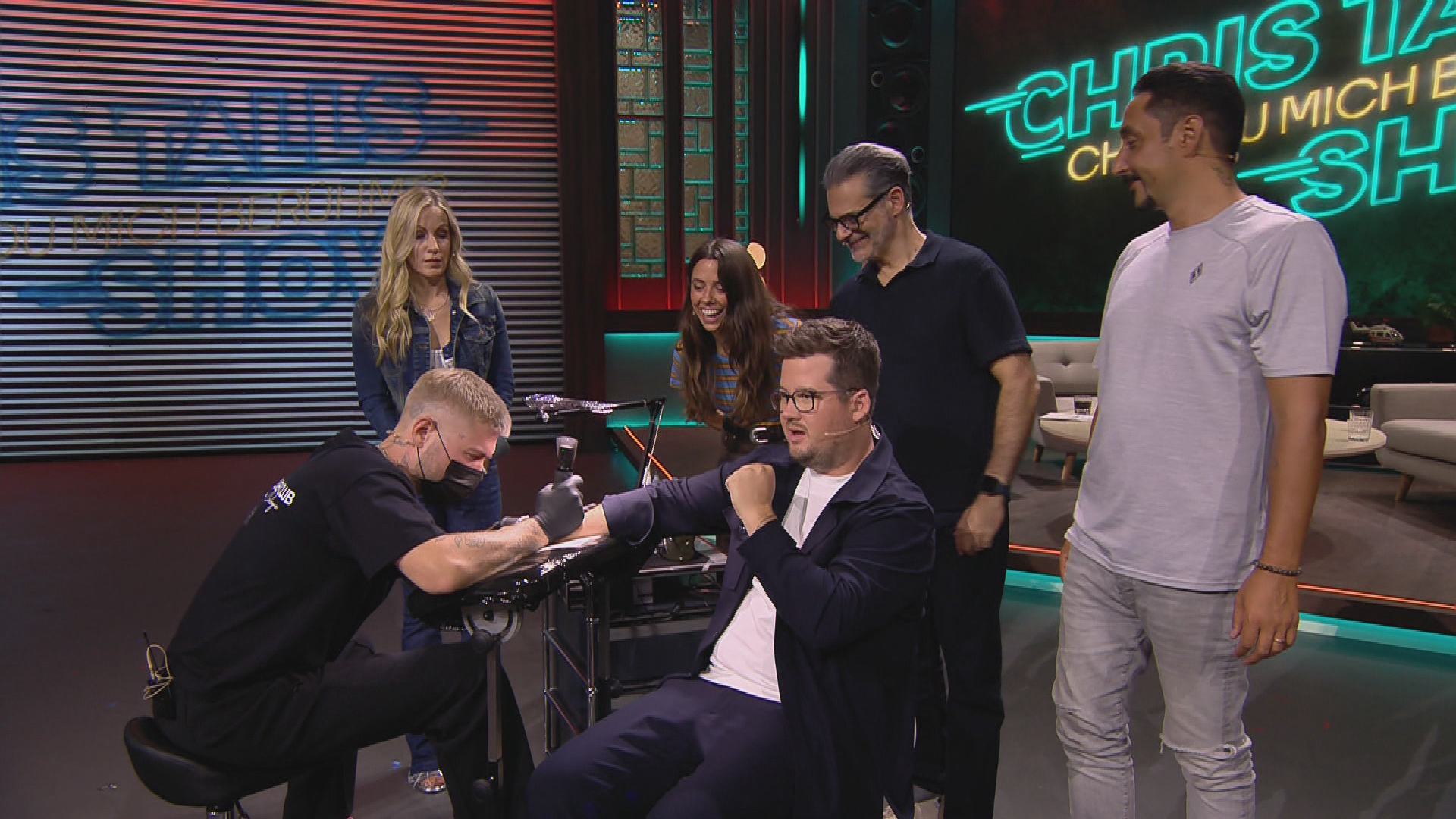 Chris Tall bekommt ein Tattoo
