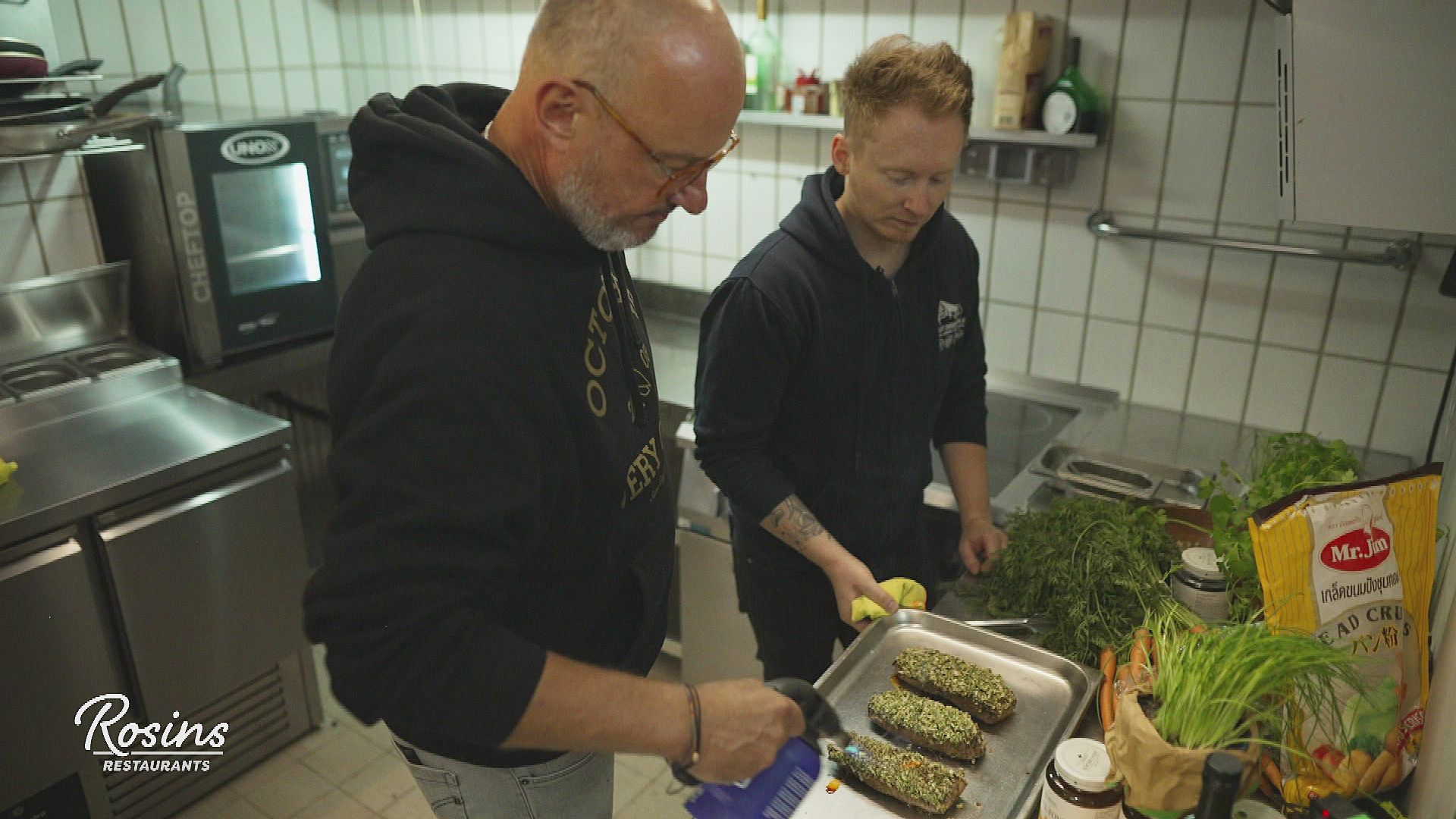 Profis kochen: Lamm in Kräuterkruste mit Fächerkartoffel und Rosins-Tipps