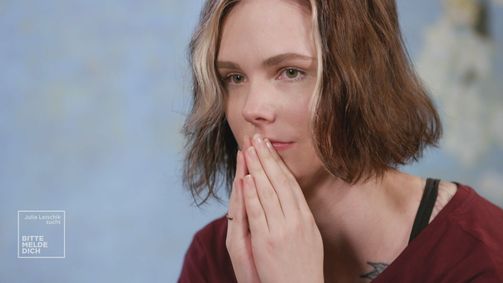 Julia Leischik sucht: Bitte melde dich Julia Leischik sucht: Bitte melde dich Folge 1: Corinna fühlt sich unvollkommen: "Warum wurde ich weggegeben?"