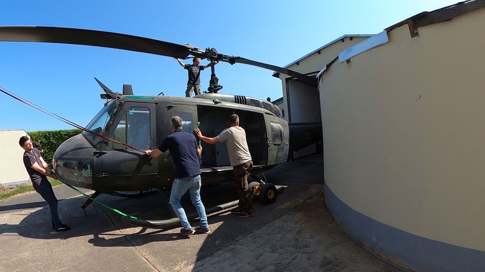 Millimeterarbeit in der Luft: Der 17‑Meter‑Helikopter muss nach Mending