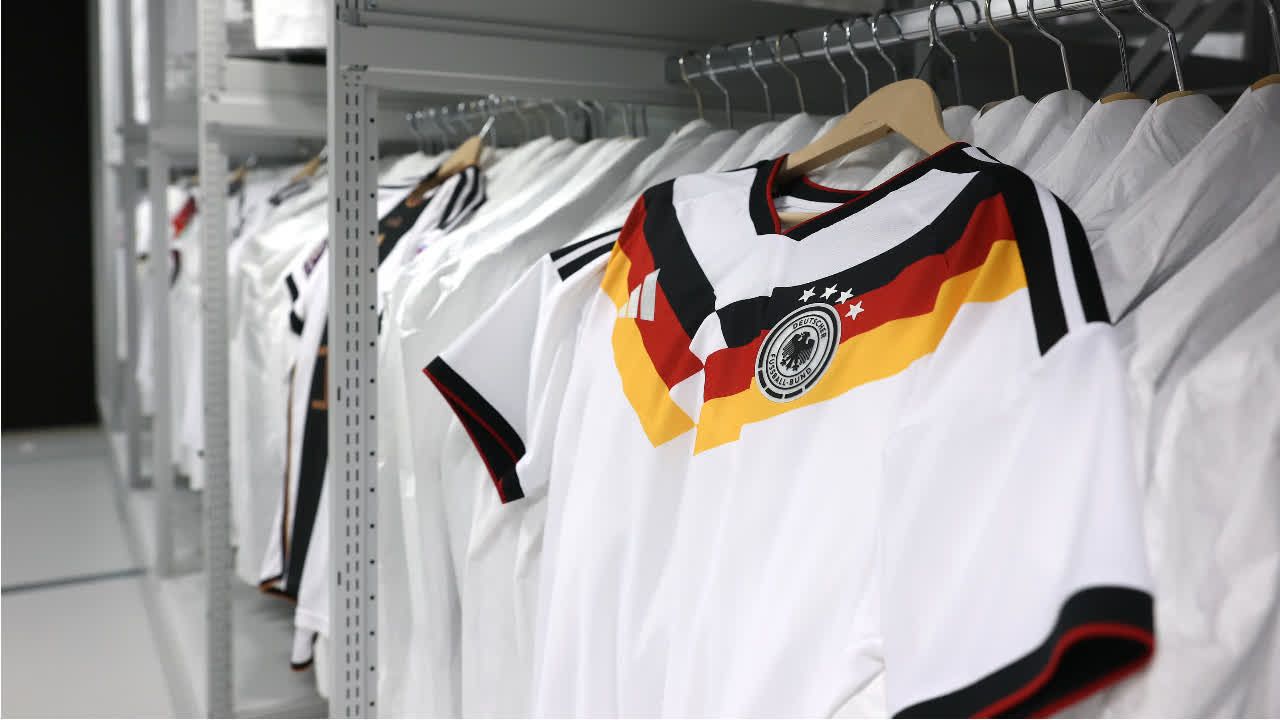 Engpass bei DFB-Trikots: Adidas geht der Buchstabe „V“ aus