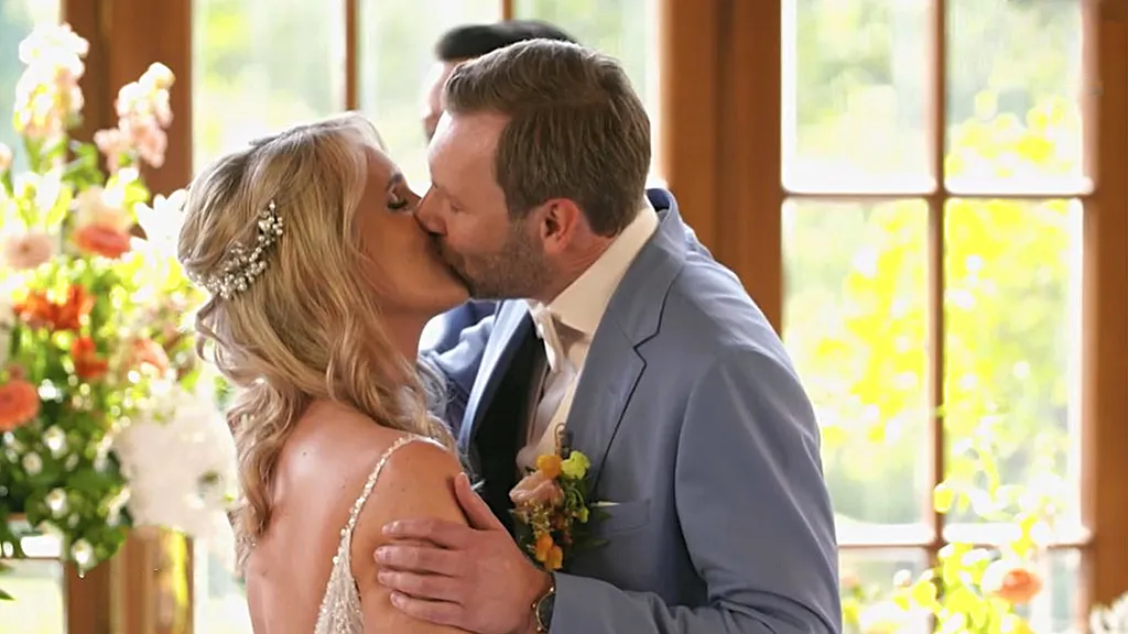 Michelle und Fabian küssen sich bei ihrer Hochzeit