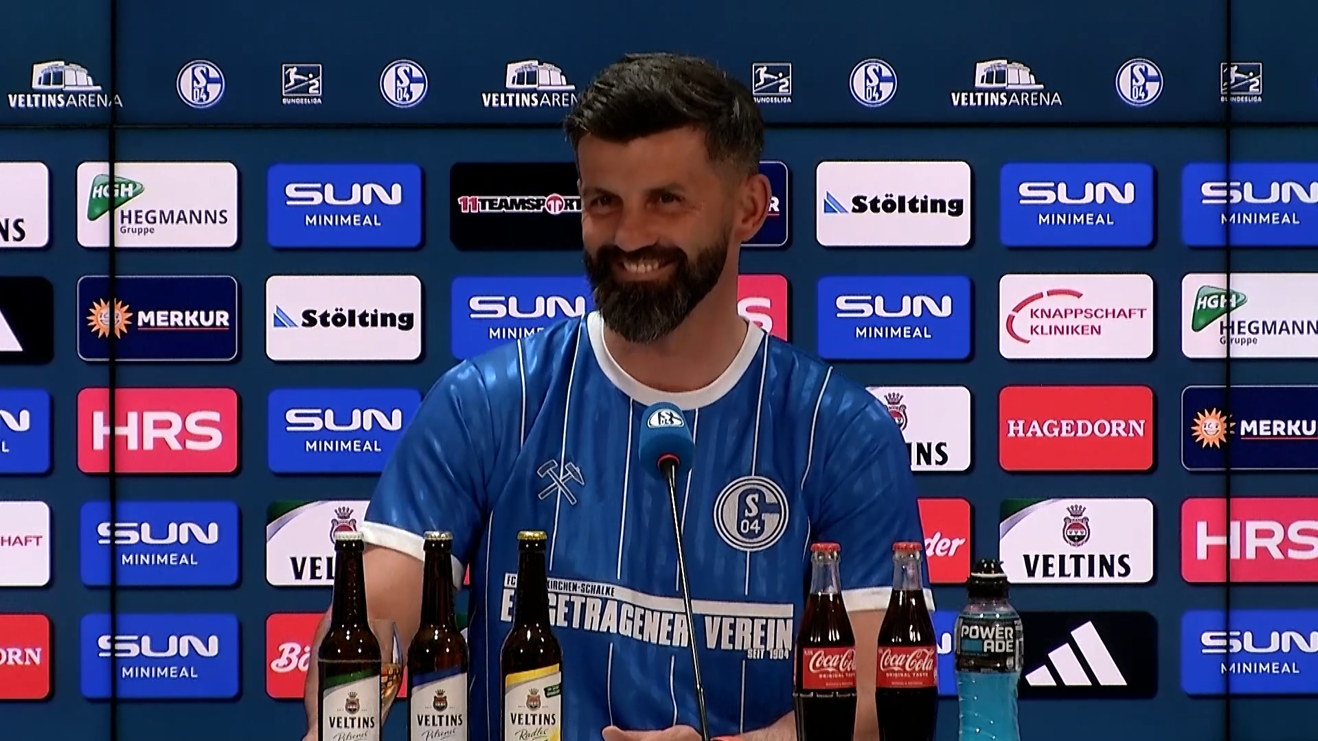 FC Schalke: "Geschenk der Ultras!" Muslic mit besonderem Trikot
