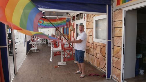 Zwischen Meer und Maloche - Arbeiten, wo andere Urlaub machen Zwischen Meer und Maloche - Arbeiten, wo andere Urlaub machen Folge 6: Die Suche nach Mr. Right: Rainbow Rüdiger hofft auf das große Glück