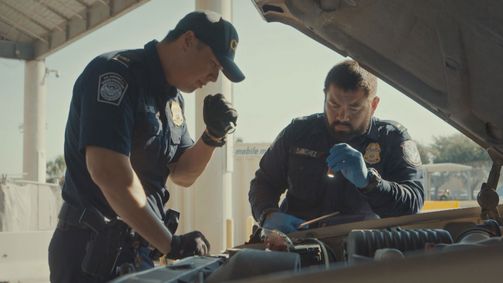 Border Patrol USA - Einsatz an Mexikos Grenze BORDER PATROL USA - EINSATZ AN MEXIKOS GRENZE - 05. STAFFEL Folge 1: Zugedröhnt an der Grenze