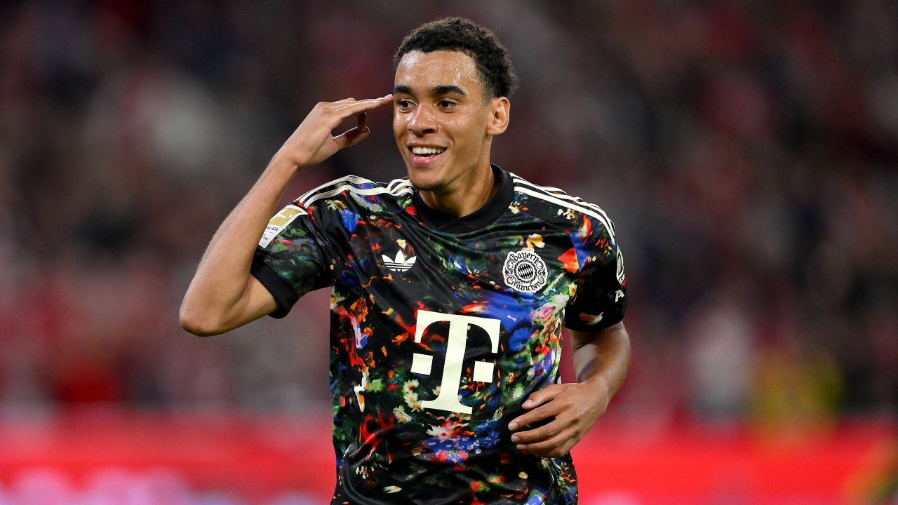 FC Bayern - Fans zerlegen Wiesn-Trikot: "Berliner U-Bahn-Sitzbezug"