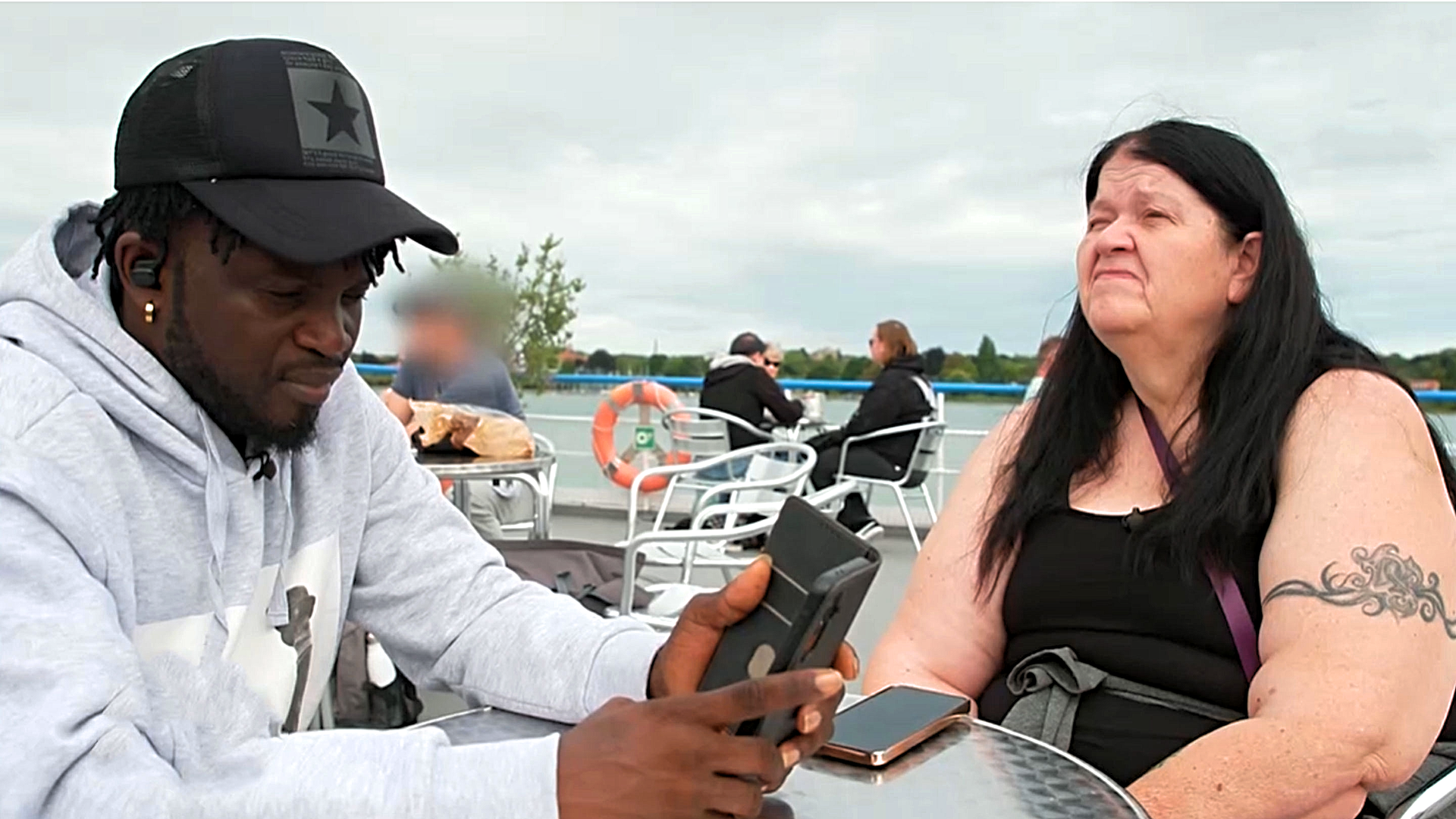 Schwieriger Neuanfang: Eine junge Frau in Gambia steht zwischen Sam und Sylvia